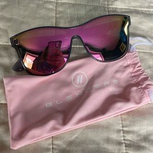 Brand New Pink Mirror Sunnies! ☀️ Dakota Mist